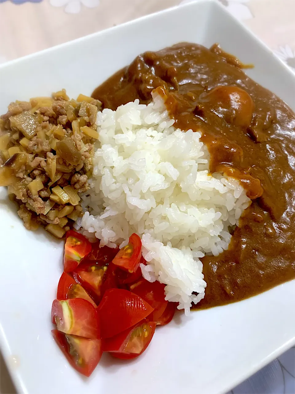 娘飯カレー＋タケノコと挽肉の味噌炒め＋プチトマト混ぜ混ぜ飯|ミルさん