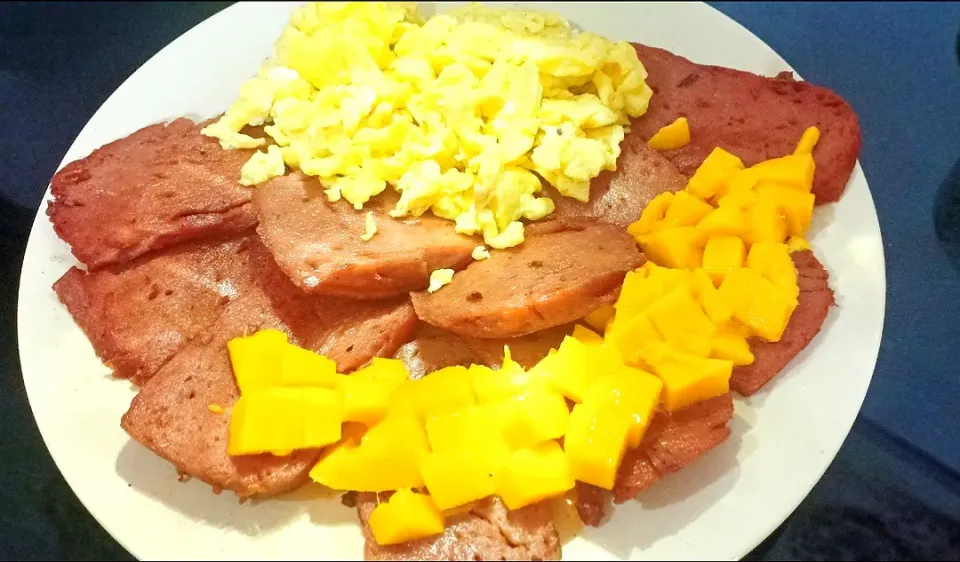 Luncheon meat  Scrambled eggs Mango on top.|Prince Jhon Bandolさん