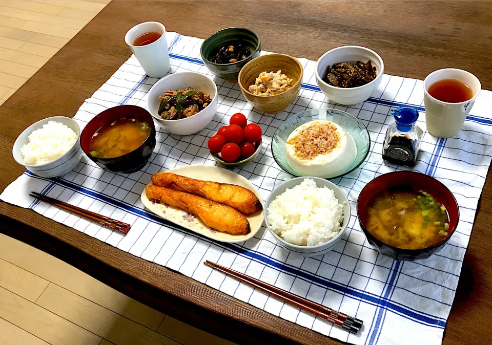 Snapdishの料理写真:鮭焼き、じゃがいものお味噌汁、豚肉とピーマンと茄子の味噌炒め、ひじき煮、卯の花、きんぴら牛蒡、冷奴、ミニトマト、ご飯、ほうじ茶|pentarouさん