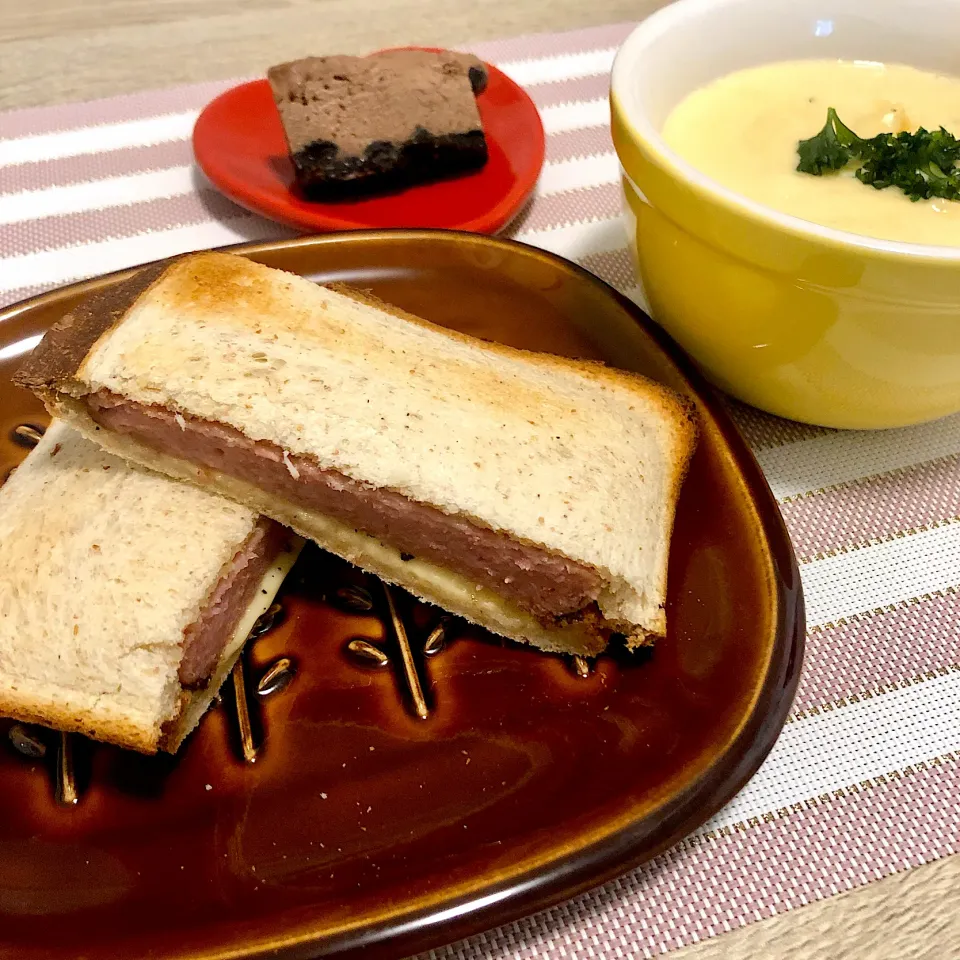 スパムチーズサンドの朝ごはん|ゆかｕさん