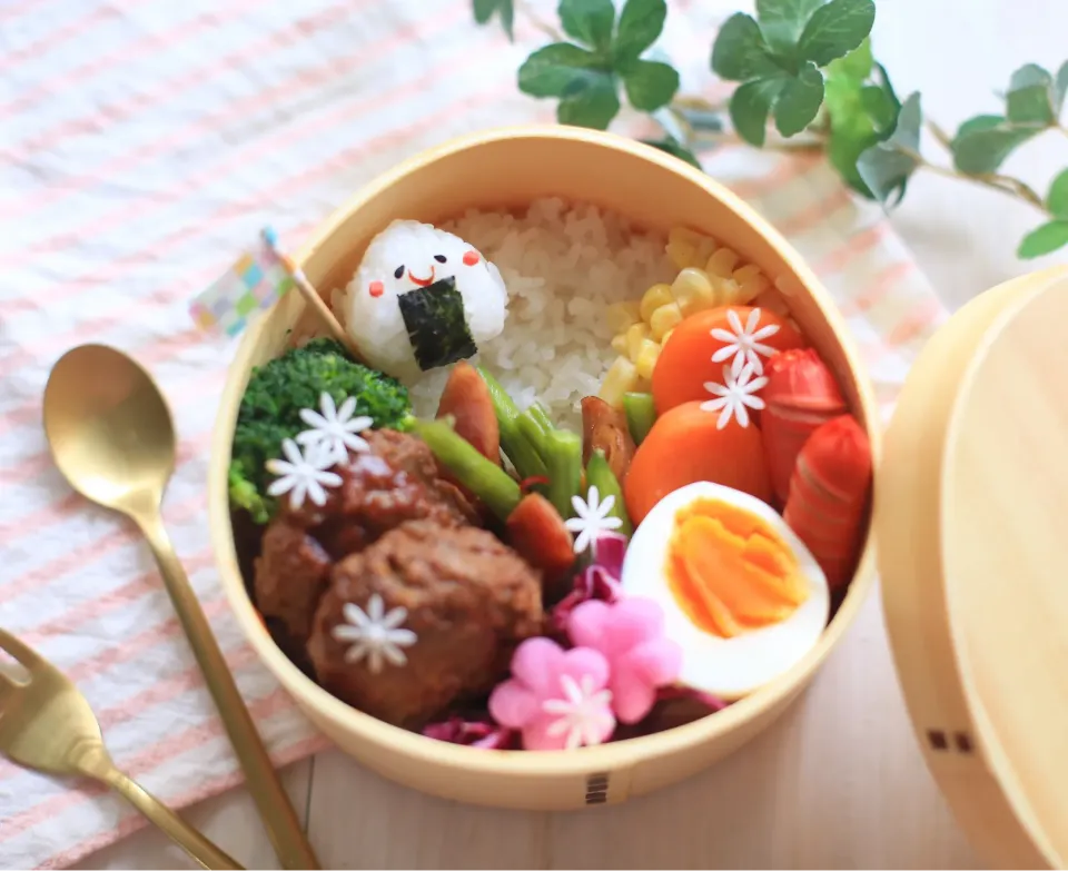 Snapdishの料理写真:フレーフレーなこにぎりとハンバーグのお弁当|ゆいか＊さくママさん