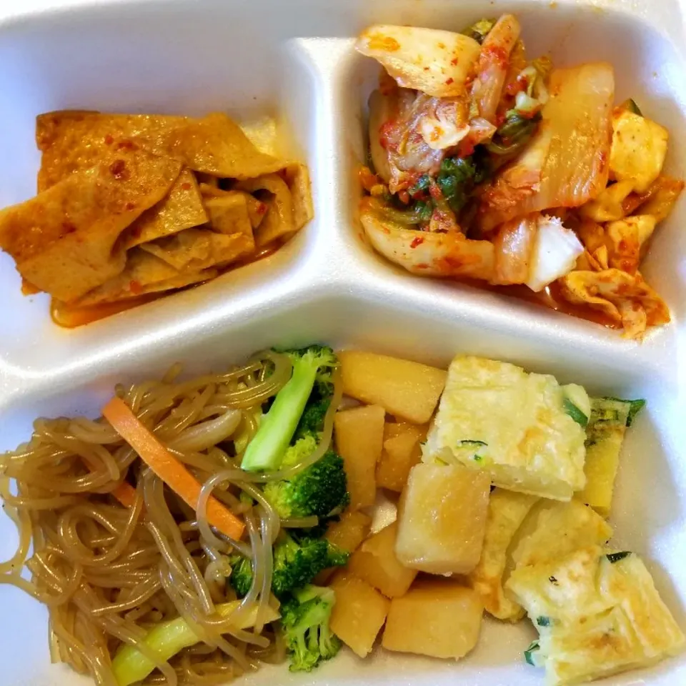 Korean side dish from delivery デリバリーで届いた、韓国料理の付け合せ|Nikki Gさん