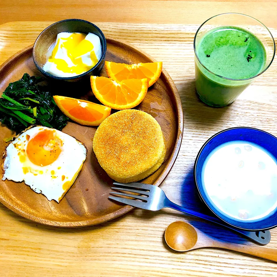 Snapdishの料理写真:ある日の朝食🥯🍊🥛|ayumiさん