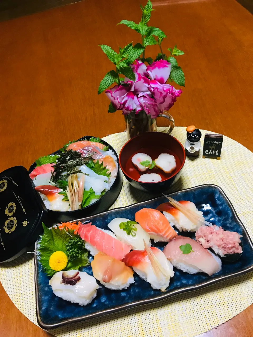 Snapdishの料理写真:「握りとちらし寿司」と「花麩のお吸い物」|バシュランさん