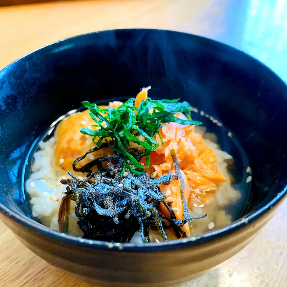 おでん茶漬け🍢炊き立てご飯におでん出汁汁✨トッピングは焼き鮭と塩昆布と半平。薬味に青じそと胡麻|いちごさん