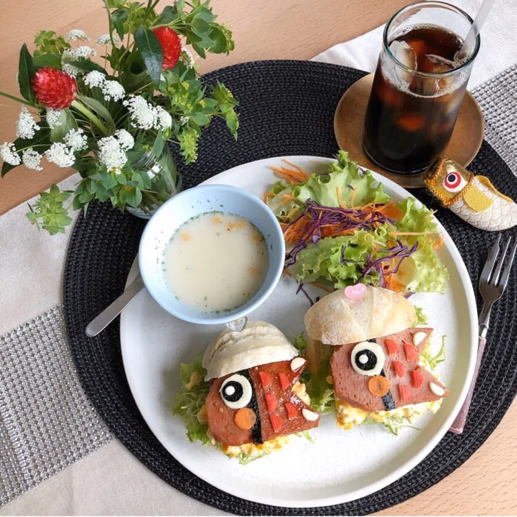 Snapdishの料理写真:4/28❤︎ワンプレートランチ❤︎
お弁当残り物残りスパムをアレンジこいのぼりスパムバーガー🍔🎏|Makinsさん