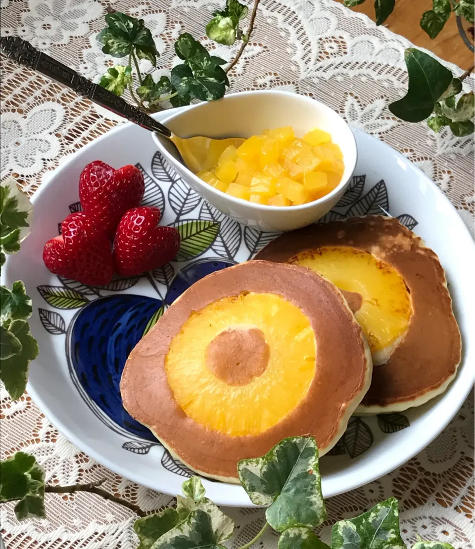 Snapdishの料理写真:🍍お家を楽しもう🏠焼いてる間にデベソになる（笑）パイナップルパンケーキ🥞|Hollyさん