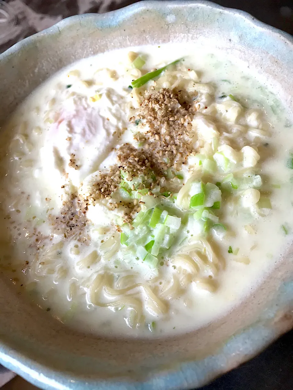 Snapdishの料理写真:サッポロ一番塩ラーメンでミルクラーメン！|Tomyさん