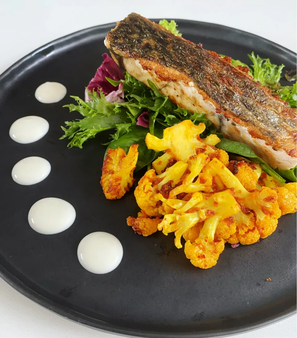 Crispy skin barramundi, mesclun salad, spiced cauliflower, lime honey yoghurt|12Dragonさん