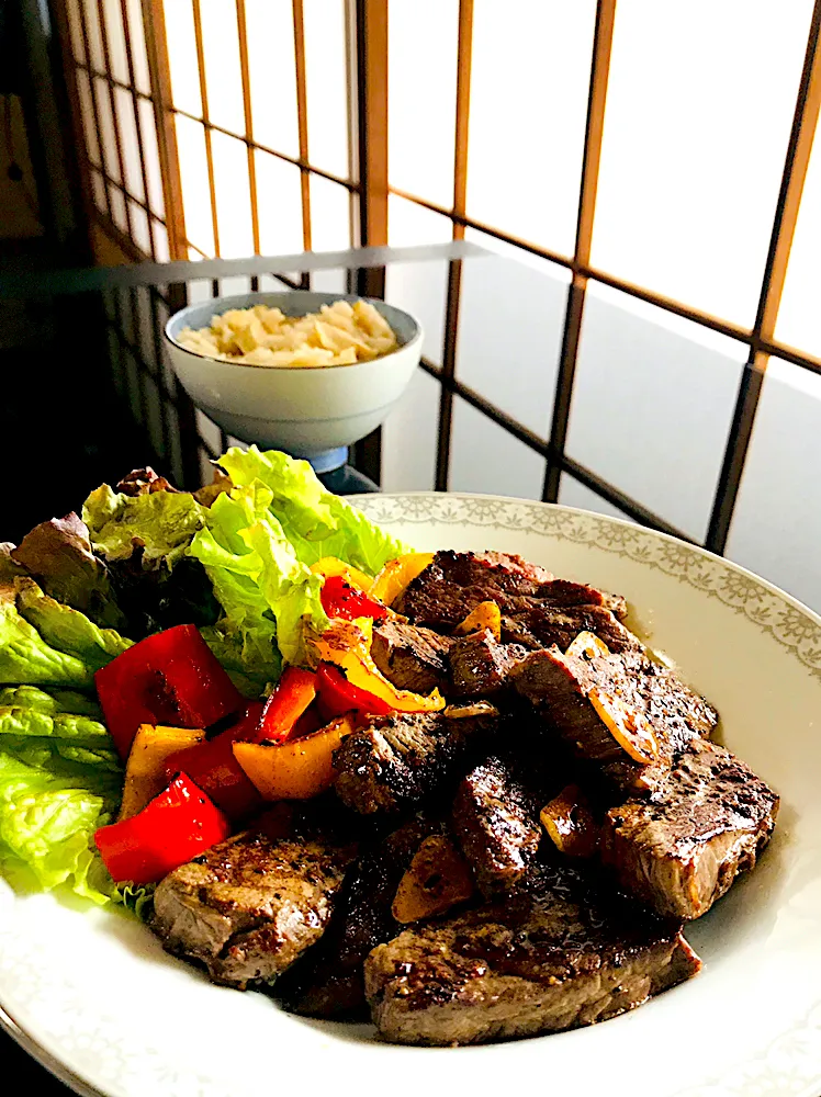 Snapdishの料理写真:お肉なランチタイム❣️オージービーフと筍の炊き込みご飯。(*☻-☻*)✨💛|イチロッタさん