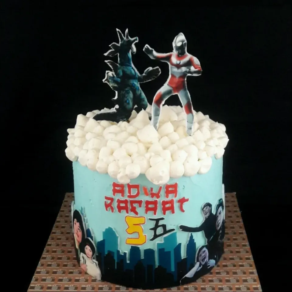 An Ultraman theme birthday Cake.

Made of 1 kg of vanilla sponge. Layered with vanilla cream wafers. Frosted with vanilla swiss buttercream|zakicakesさん