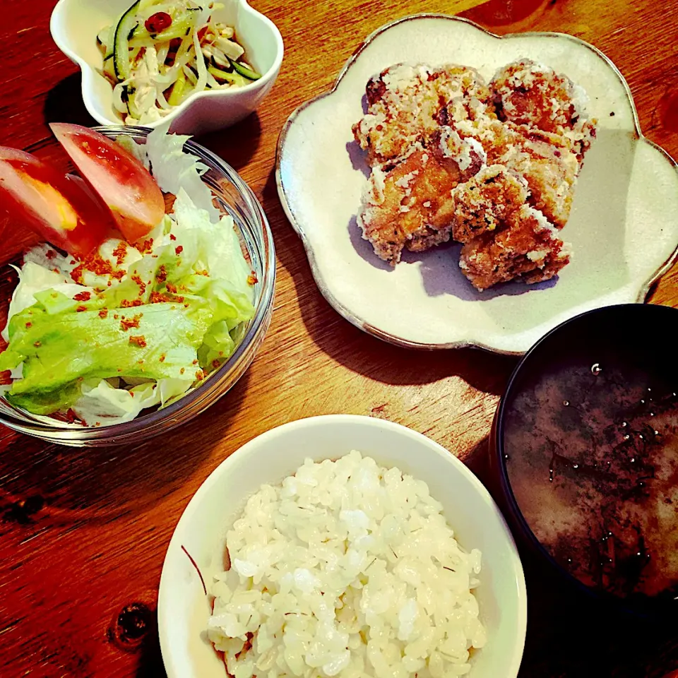 唐揚げ　胸肉のナムル　海藻のお味噌汁　もち麦ご飯|akiさん