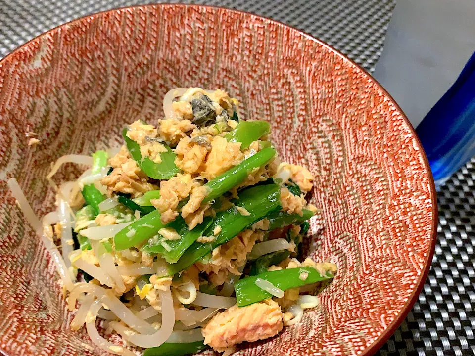 今晩のおつまみ。お昼食べ過ぎたので小松菜ともやしと鮭缶と和え物とお酒！|しげちゃんさん