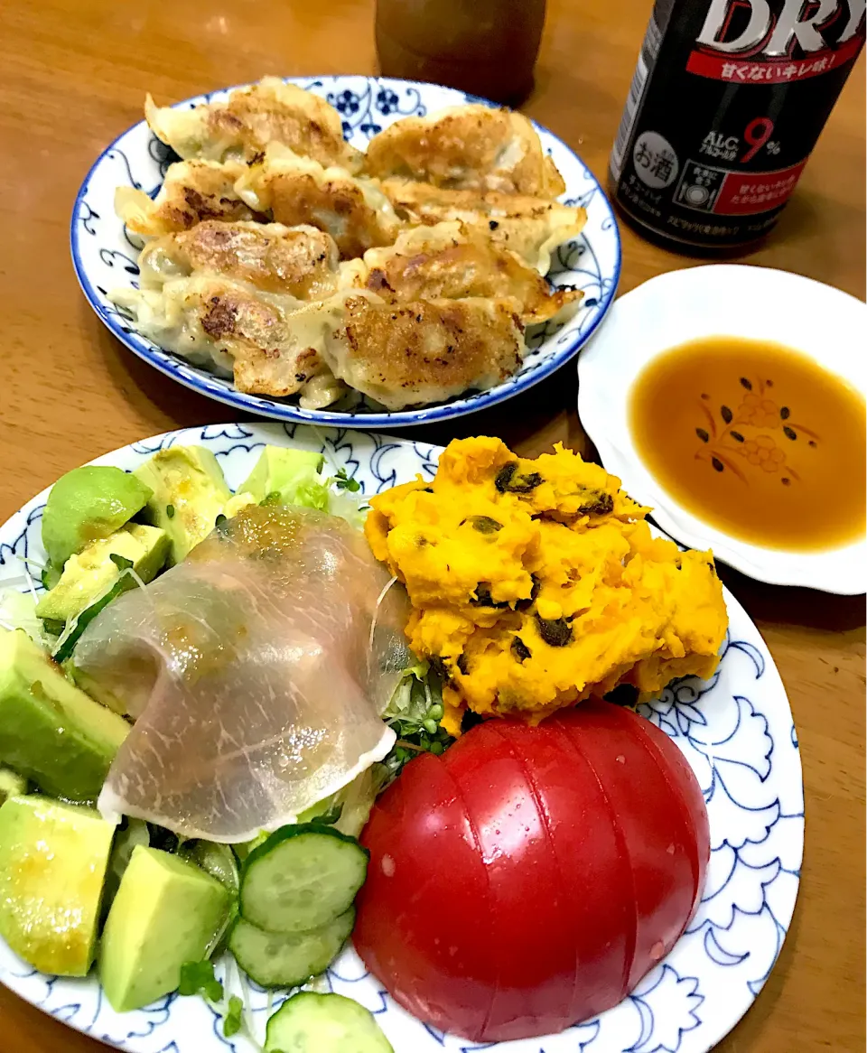 家飲みに🍺手作り餃子とかぼちゃのサラダ🥗|tamanaさん