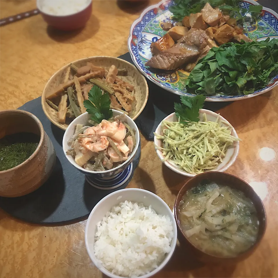 めかじきのステーキ　筍と虎杖　油揚げの炒め煮　アボカド玉ねぎサラダ　筍とフキのたらこ和え　野薊と大根の味噌汁　めかぶ|佐野未起さん