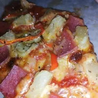 Snapdishの料理写真:karlitos Thin Crust Pizza|Tin Gonzalesさん