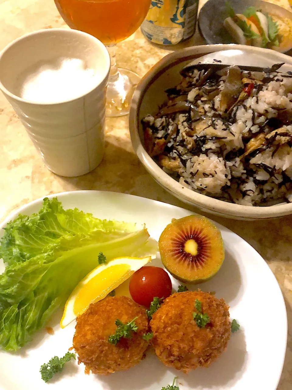 チキンクロケット、蒟蒻たっぷりひじきご飯、蒲鉾の梅サンド、蒲鉾のとびっこサンド、ビール|MIEKO 沼澤三永子さん