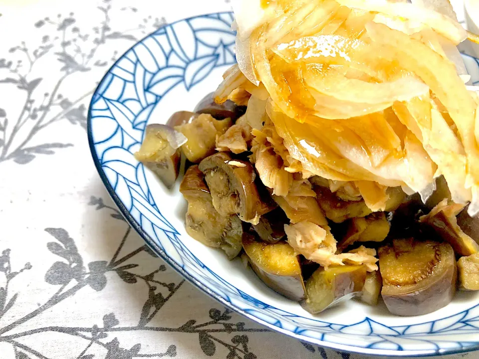 Snapdishの料理写真:⭐️4.28時短🌙夜ごはん⭐️茄子とツナ玉ねぎのシンプル！生姜ポン酢和え♪|さとみさん