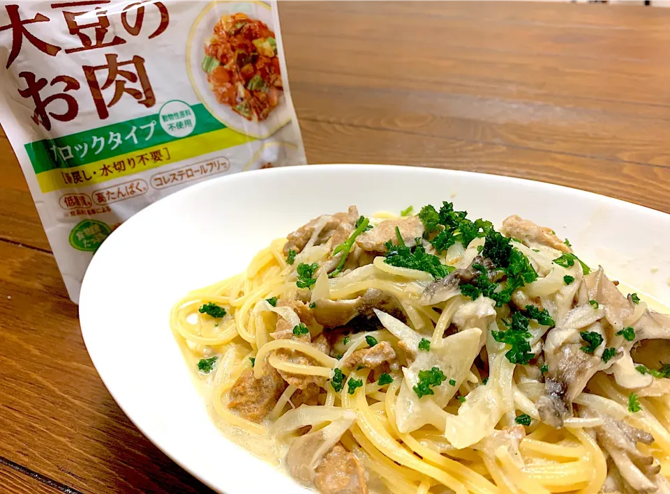 大豆のお肉フィレタイプで豆乳チーズクリームパスタ(舞茸入り)|vege a zeeさん