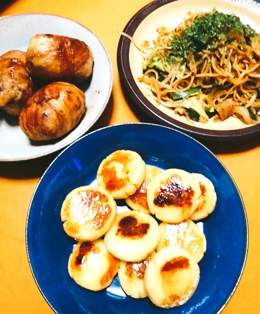 今日のゆうはん。焼きそば、肉巻きおにぎり、じゃがいも餅😋|ナナオさん