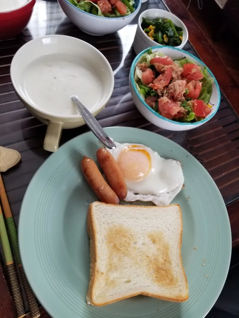 おっさんの朝ごはん☕🍞😃🌄
トマトツナサラダ
牛乳コーンスープ
乃が美の食パン
目玉焼き🍳&香薫ソーセージ|dai.noriさん