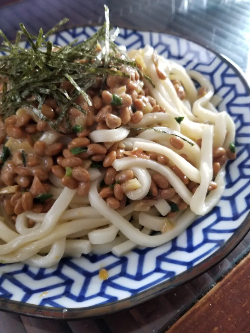 おっさん昼ごはん☀️🍴☺️
いぶりがっこと梅干し納豆うどん|dai.noriさん