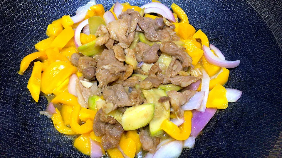 Snapdishの料理写真:Stirgfry multi-veggie with organic pork meat|michelleさん