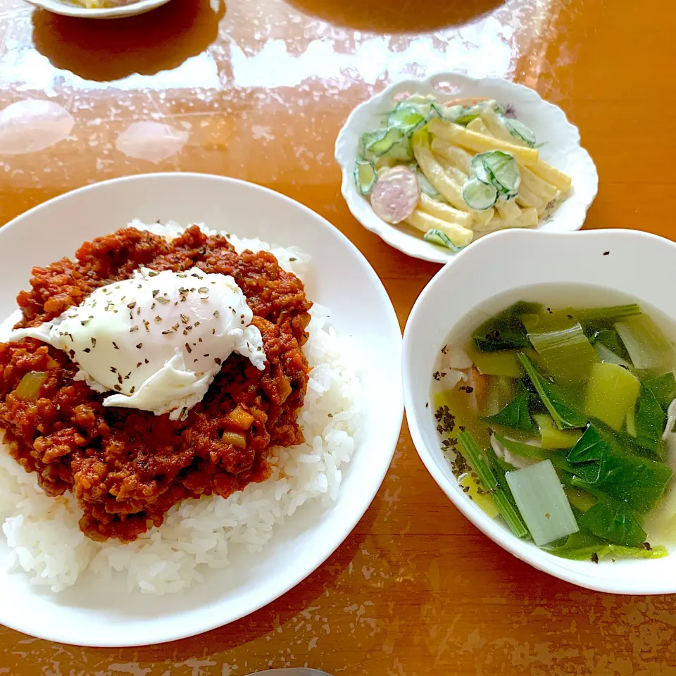 Snapdishの料理写真:トマトキーマカレー・野菜スープ・マカロニサラダ|sayaさん