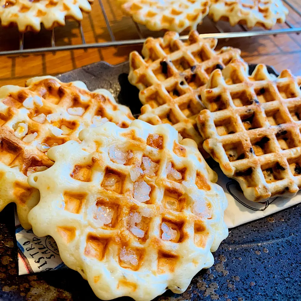 クランペットの余り生地deワッフル作り🧇パールシュガーとチョコチップ✨|いちごさん