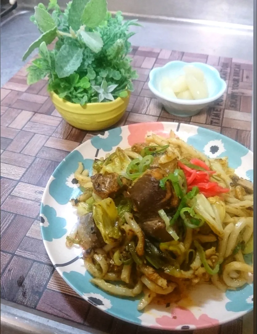 Snapdishの料理写真:さばカレー缶 DE 焼きうどん 😋|fumi ◡̈⋆さん