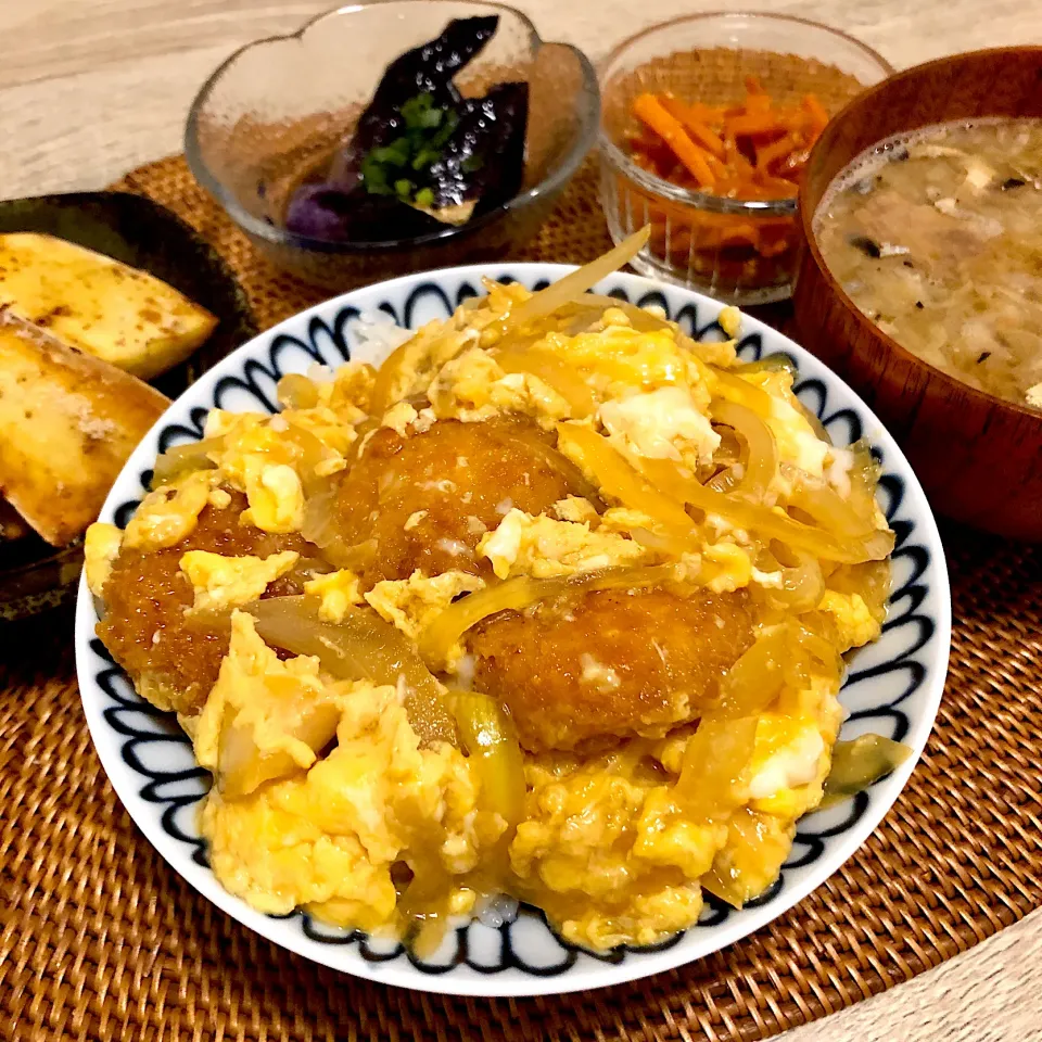 カツ丼と色々の夜ごはん|ゆかｕさん