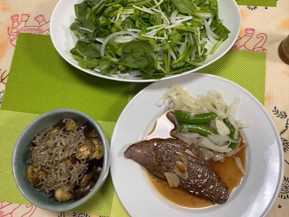 Snapdishの料理写真:ステーキ、ほうれん草と新たまねぎのサラダ、なすとじゃこのポン酢あえ|peanutsさん