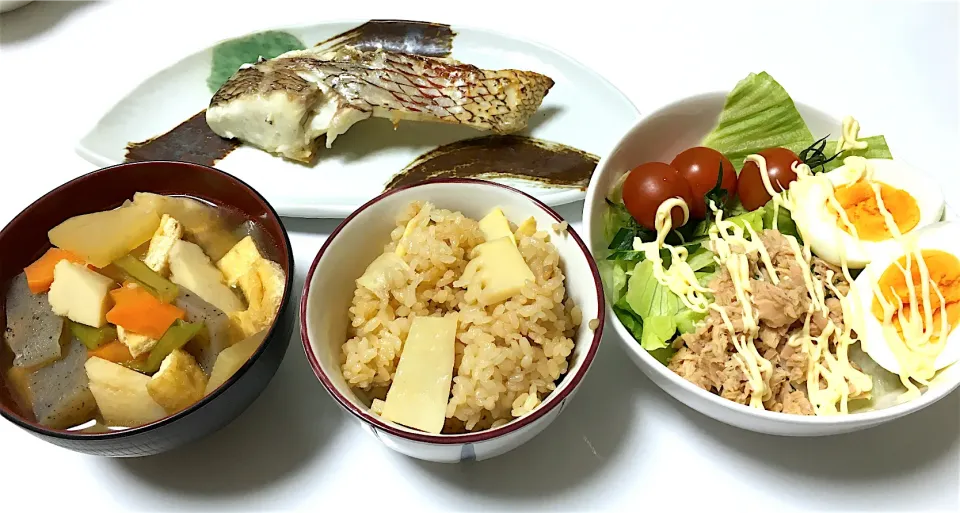 たけのこごはんと鯛の塩焼き🍚|こえりさん