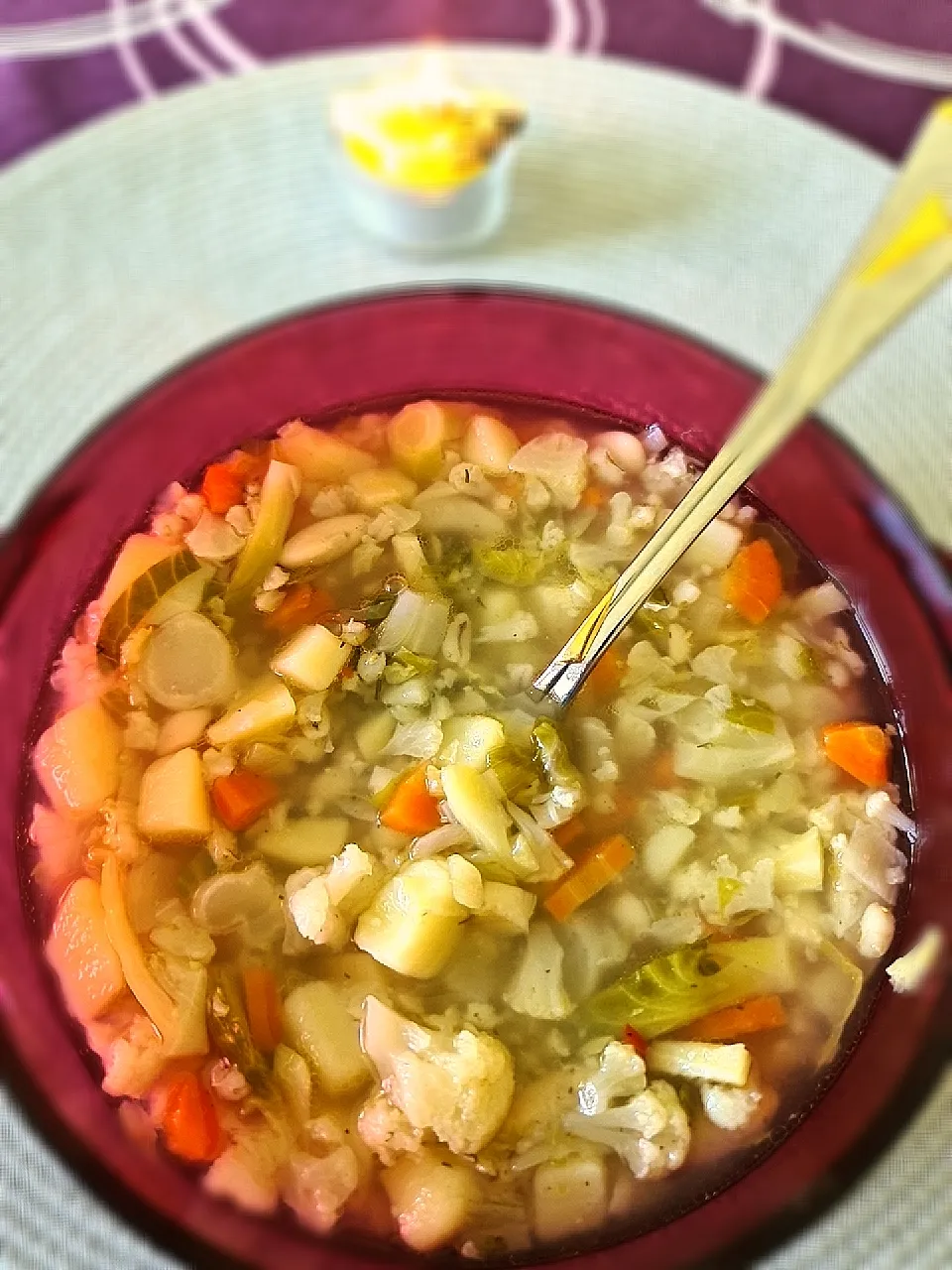 Varm grønnsakssuppe.

poteter, gulrøtter, bønner, rosenkål, blomkål, løk, snakk med litt salt og pepper. kok opp på medium varme når det koker er den klar. unng|Ole-Johnny Stangelandさん