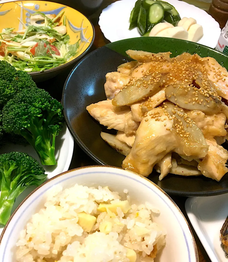 鶏ムネ肉とごぼう甘辛煮、水菜サラダ、きゅうりと長芋のぬか漬け、筍ご飯|ゆうこさん