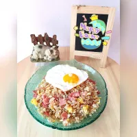 Snapdishの料理写真:Bacon fried rice 🍚 🥓
I love fried rice, this time I've made it Korean inspiration style.
With garlic and soy sauce only. 
Plus pork bacon and sunny side up on|Susie Joさん