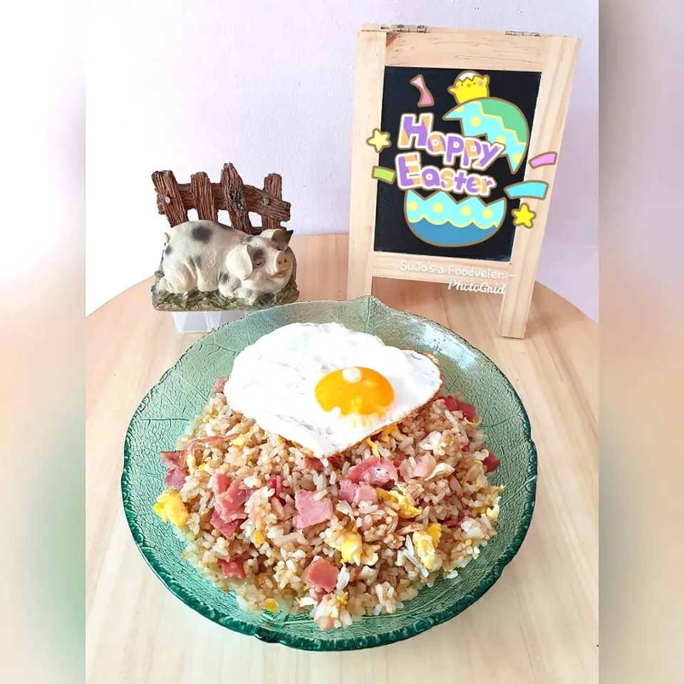 Bacon fried rice 🍚 🥓
I love fried rice, this time I've made it Korean inspiration style.
With garlic and soy sauce only. 
Plus pork bacon and sunny side up on|Susie Joさん