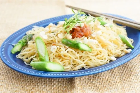 しらすとアスパラと天かすの梅塩バター焼きそば|ちいさなしあわせキッチンさん