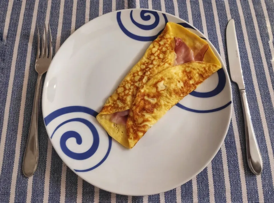 Snapdishの料理写真:Omelette with Italian smoked ham and brie cheese|Ery_05さん