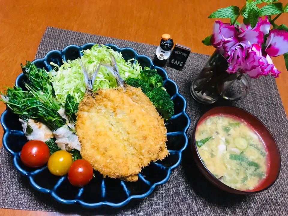 Snapdishの料理写真:「鯵フライと豆苗の豚肉巻き」と「お味噌汁」|バシュランさん