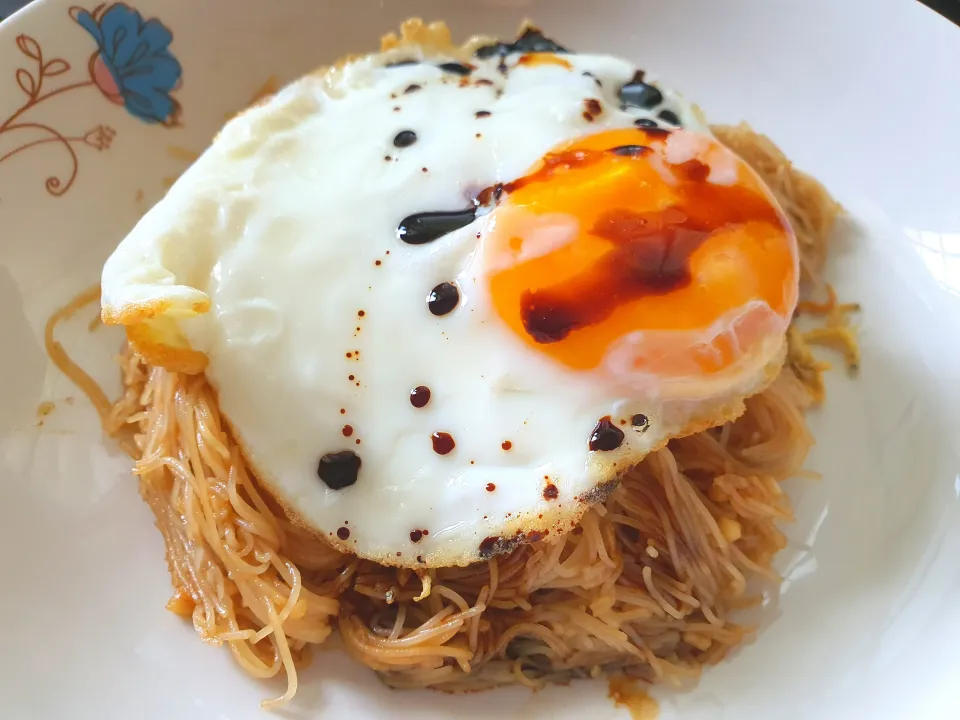 Quick breakfast: beehoon silver fish fried egg 😍🤪 Ready in 8 mins |🌷lynnlicious🌷さん