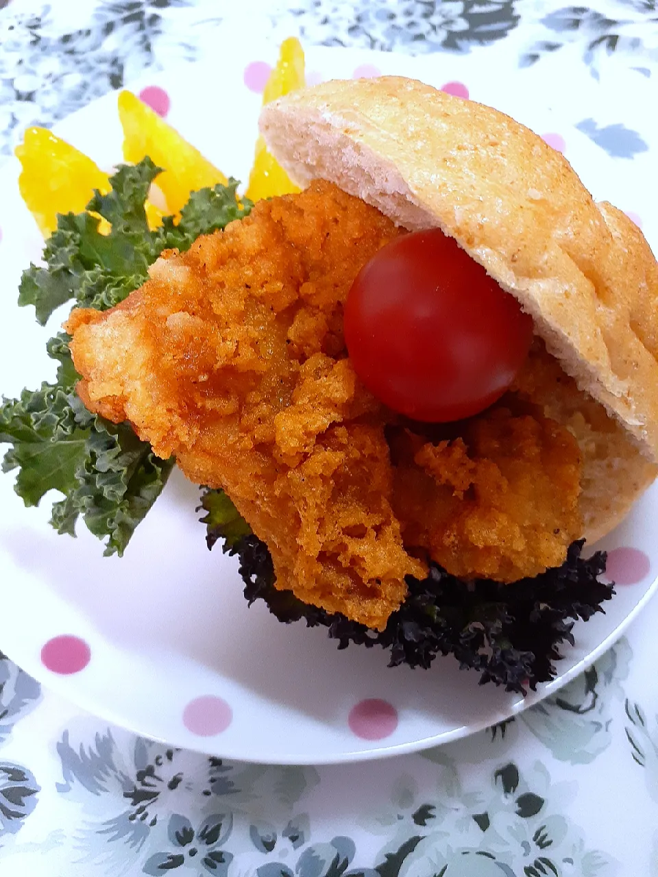 Snapdishの料理写真:🔷骨無しフライドチキン🍗とカーリーケール🍀のサンド🔷|@きなこさん