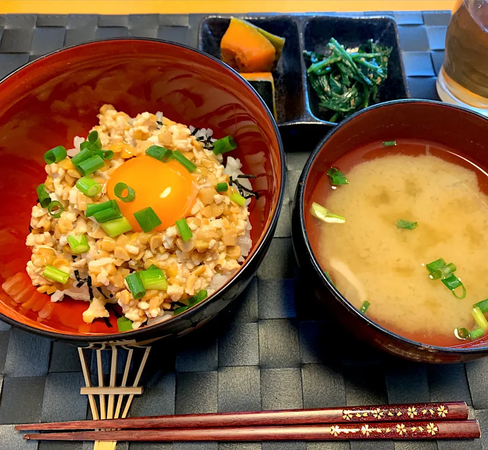 Snapdishの料理写真:スタミナ納豆😘玉ねぎ味噌汁🧅かぼちゃ煮物🎃ほうれん草胡麻和え🥬|あやこさん