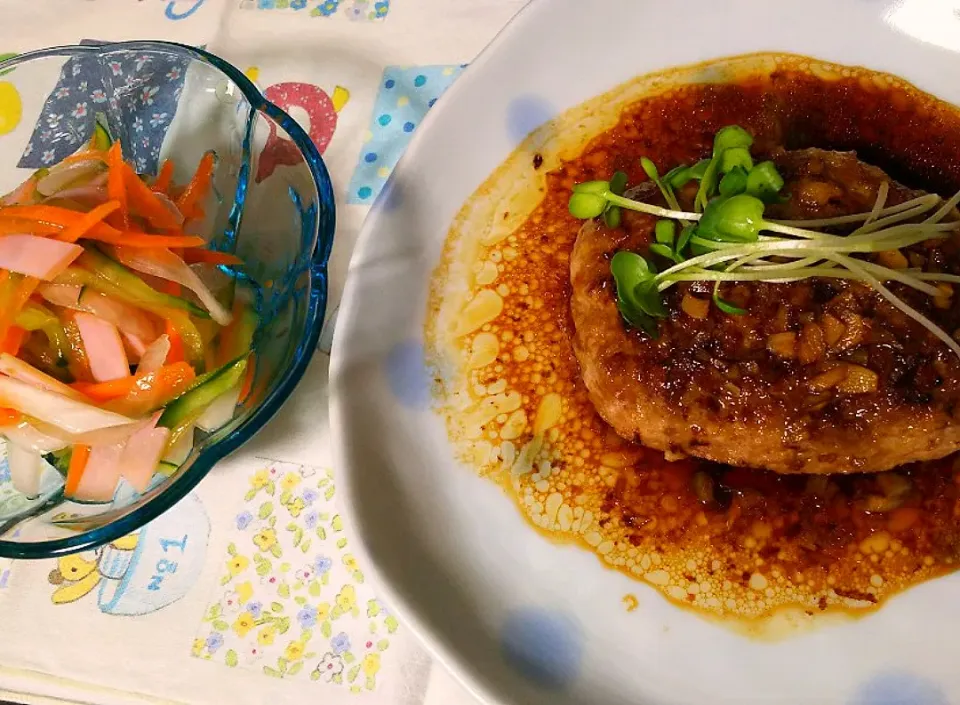 今日の夕飯🌃🍴ハンバーグと新玉ねぎのサラダ🍀|オレンジチョコさん