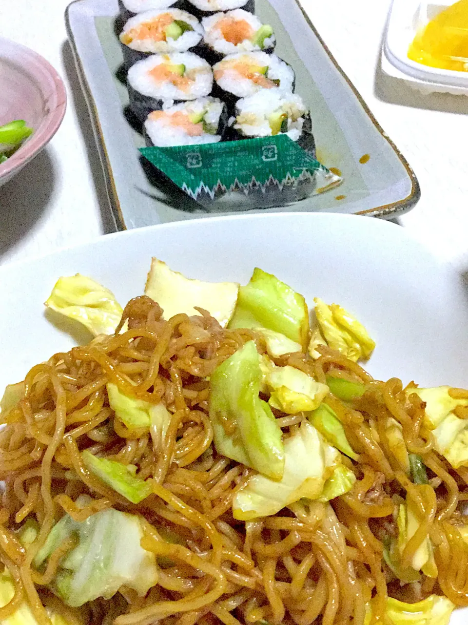 焼きそば、サーモンユッケの巻きずし、ほうれん草のお味噌、アスパラガスのおひたし|Ayaさん