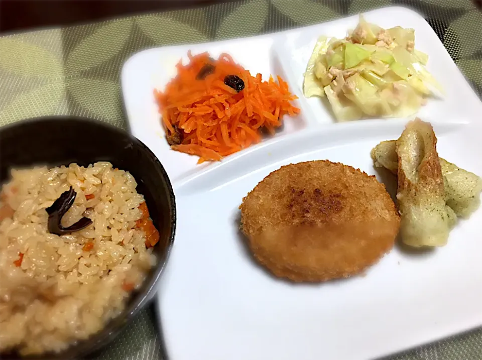 ・炊き込みご飯  ・ミートコロッケ               ・竹輪の磯辺揚げ  ・キャロットラペ             ・キャベツのツナ和え|まるちゃんさん