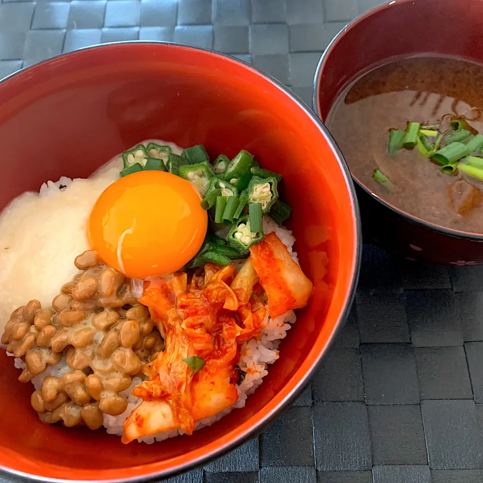 ネバネバ丼🥚なめこ赤だし😊|あやこさん