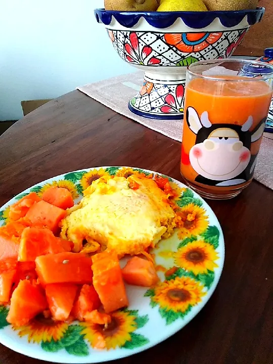 Jugo de zanahoria, zumo de naranja, manzana verde y jengibre
Huevos napolitanos 🤤🤤|Laumarquezさん