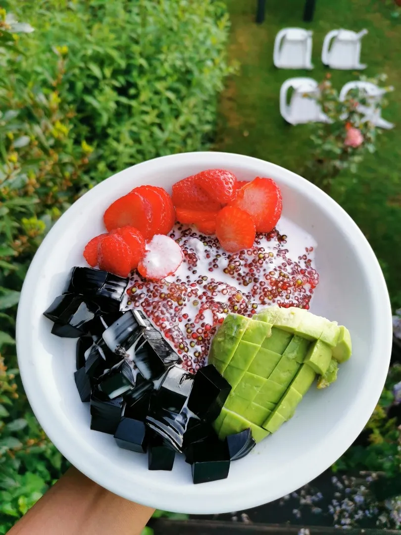 Tapioca pearl, avocado, grass jelly, strawberry and coconut milk 😋😋|Njluycxさん