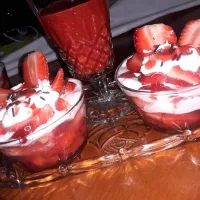 Snapdishの料理写真:Un dessert ultra rapide à préparer et surtout très bon ! Une verrine ou un bol, quelques fraises, un peu de sucre et de chantilly et le tour est joué !
Chef sam|samia latrousさん